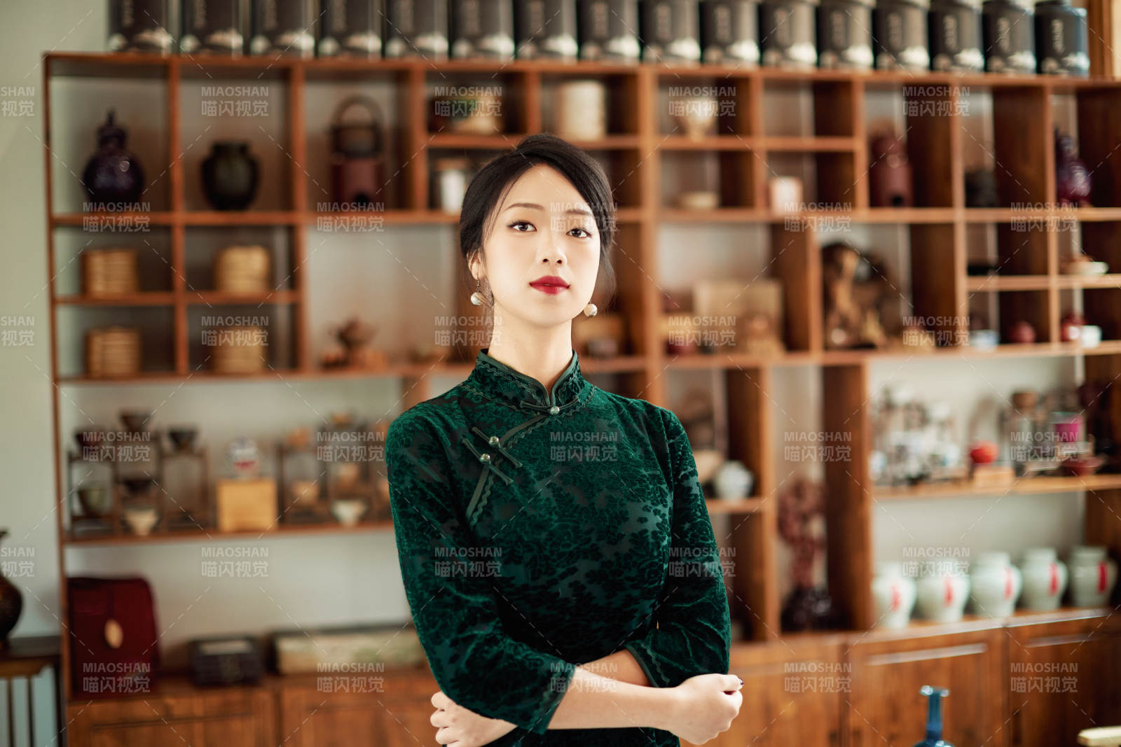 在中式茶社内穿着复古旗袍的中国女性