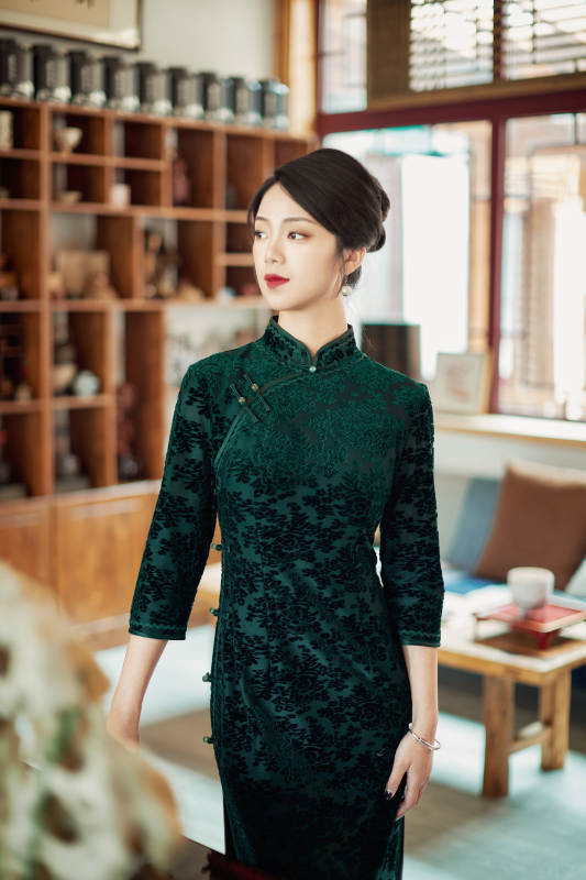 在中式茶社内穿着复古旗袍的中国女性