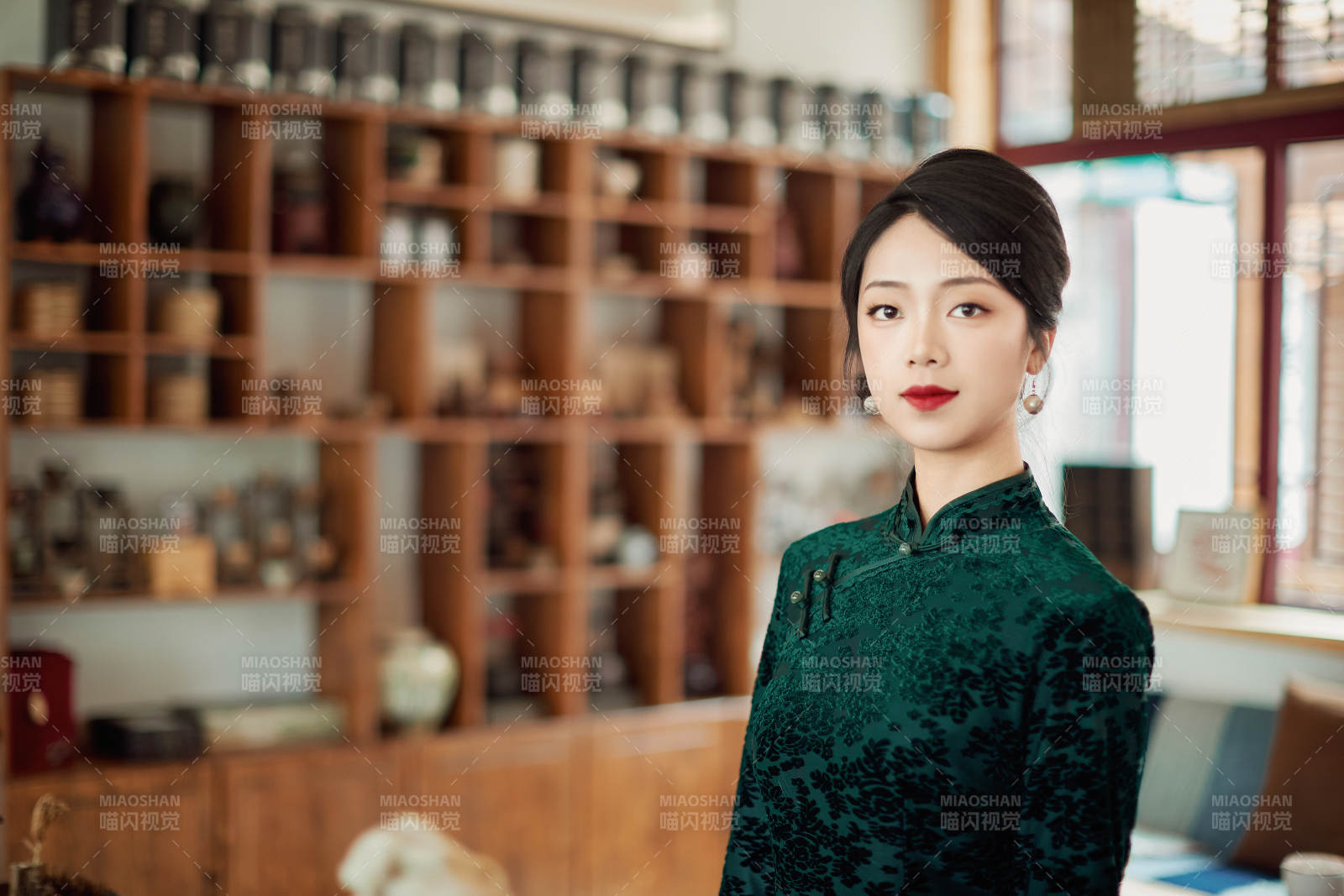 在中式茶社内穿着复古旗袍的中国女性