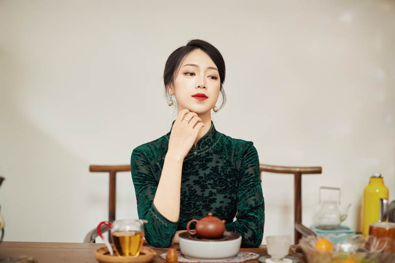 穿着旗袍展示茶道文化的亚洲美女