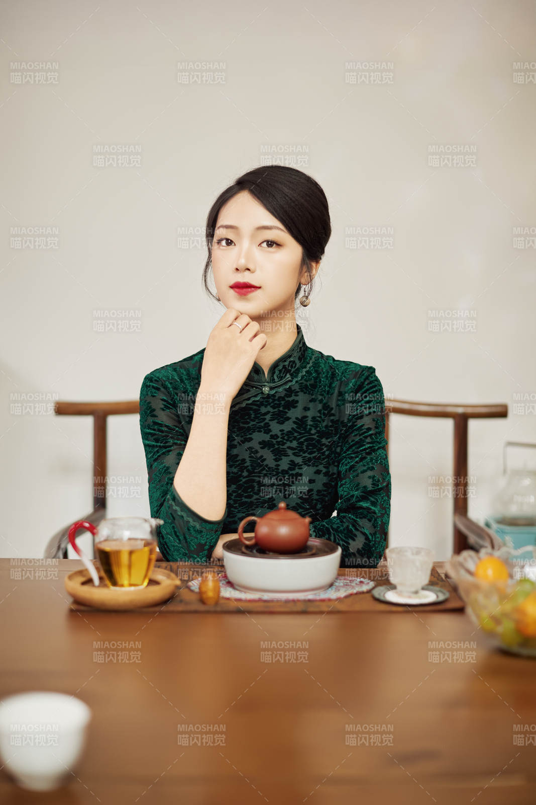 穿着旗袍展示茶道文化的亚洲美女