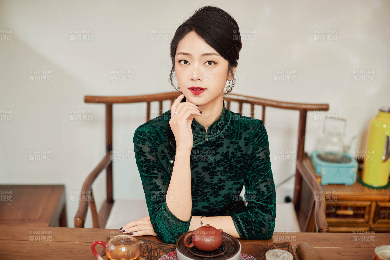 穿着旗袍展示茶道文化的亚洲美女