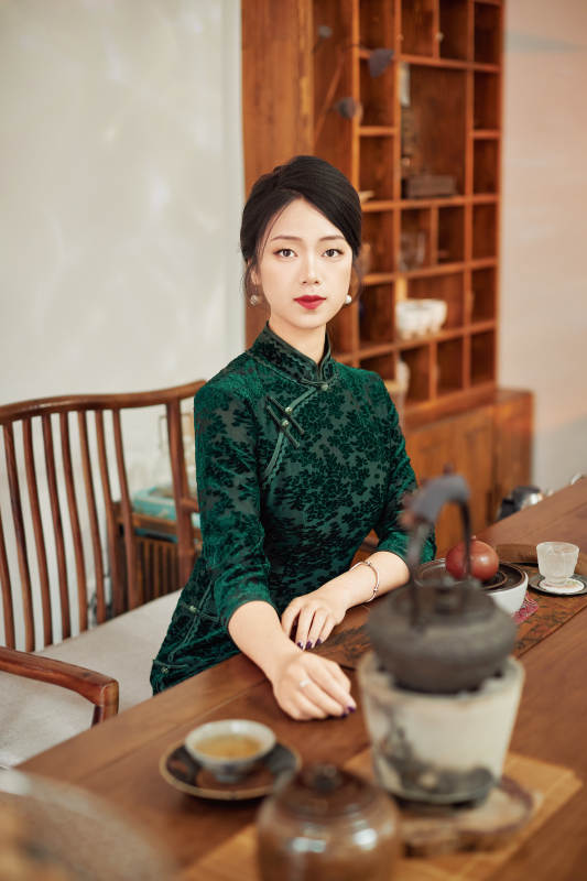 穿着旗袍展示茶道文化的亚洲美女
