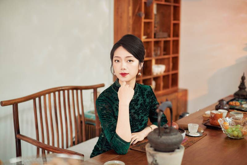 穿着旗袍展示茶道文化的亚洲美女