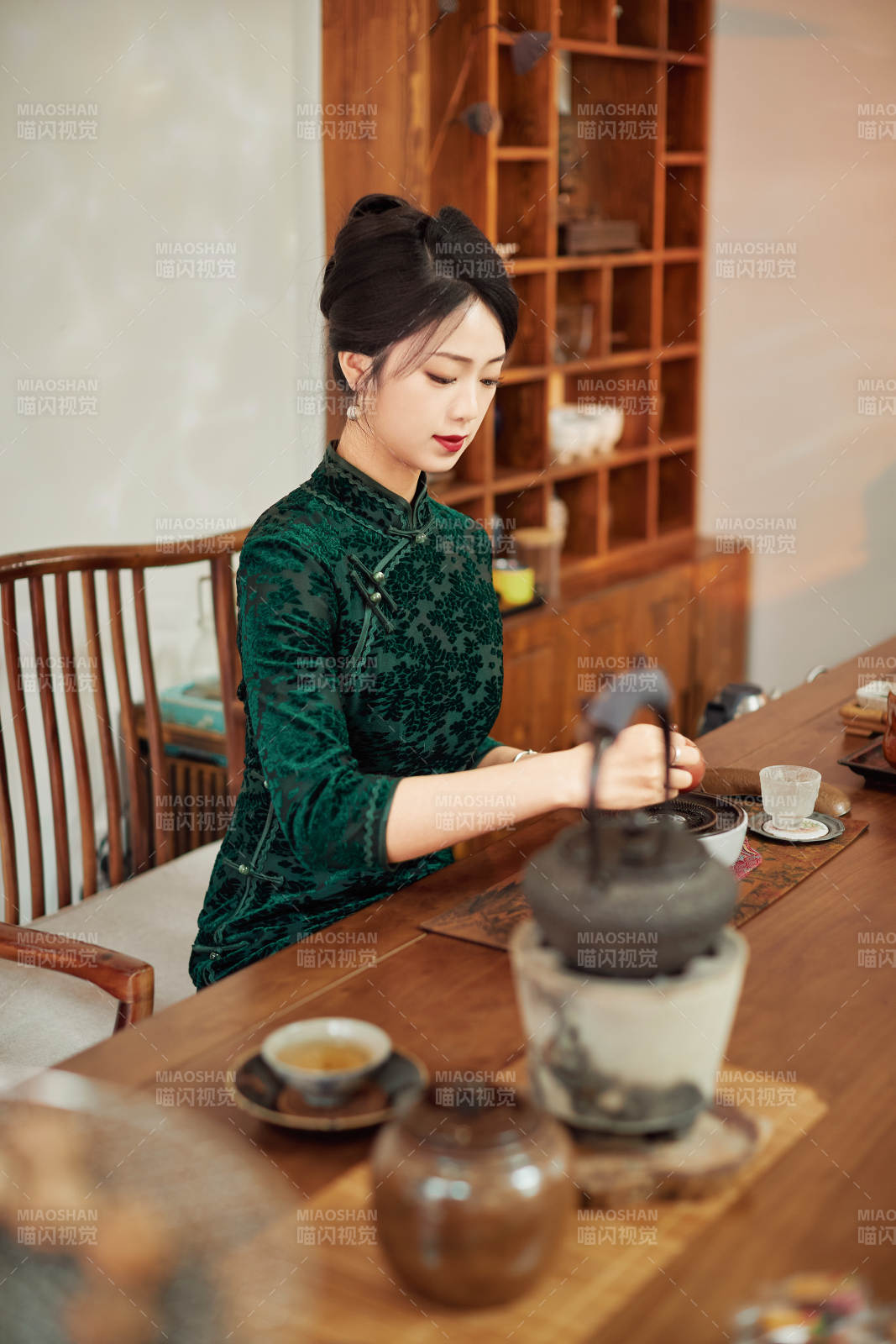 穿着旗袍展示茶道文化的亚洲美女