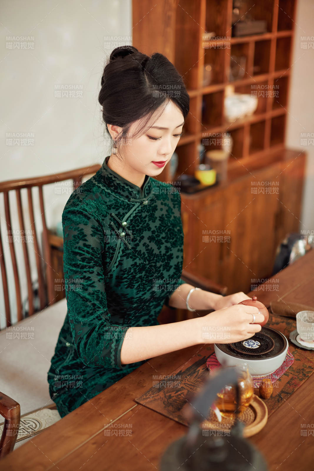 穿着旗袍展示茶道文化的亚洲美女