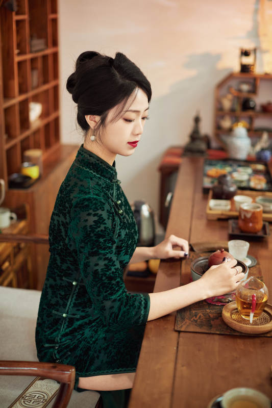 穿着旗袍展示茶道文化的亚洲美女