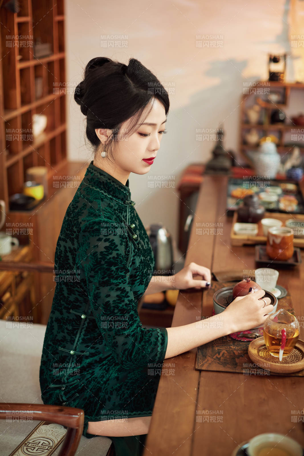 穿著旗袍展示茶道文化的亞洲美女