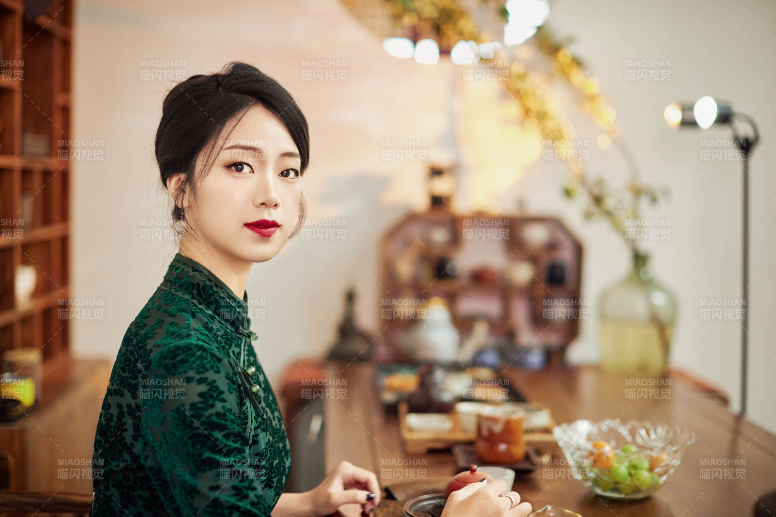 穿着旗袍展示茶道文化的亚洲美女