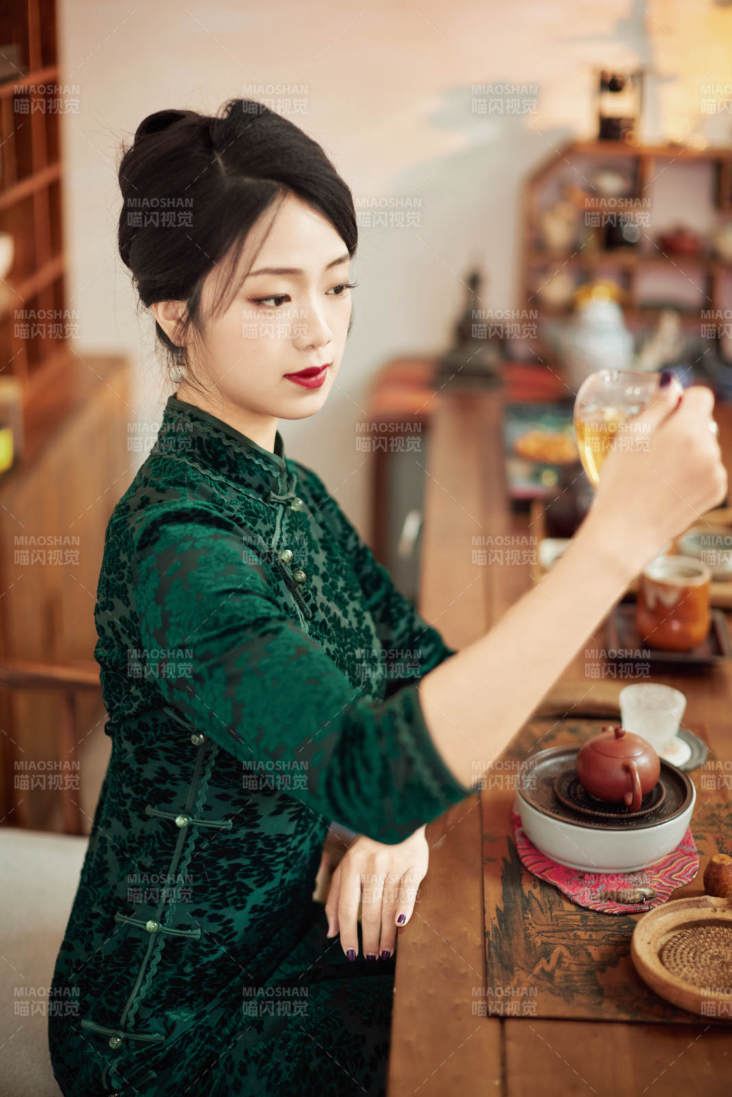 穿着旗袍展示茶道文化的亚洲美女