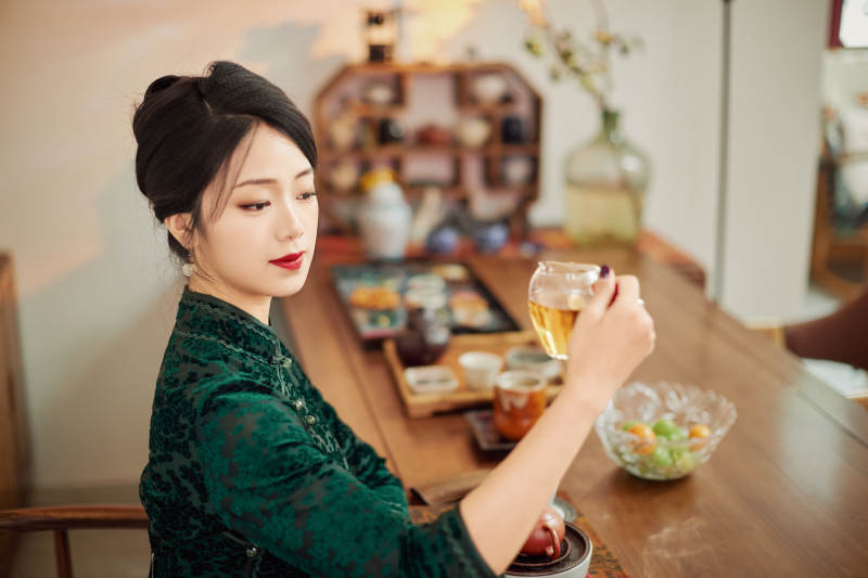 穿着旗袍展示茶道文化的亚洲美女