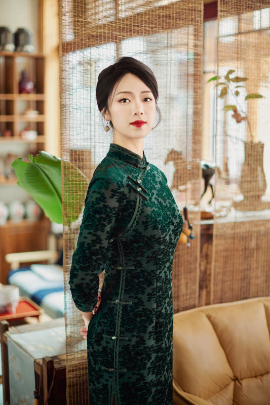 旗袍美女在茶社品茶