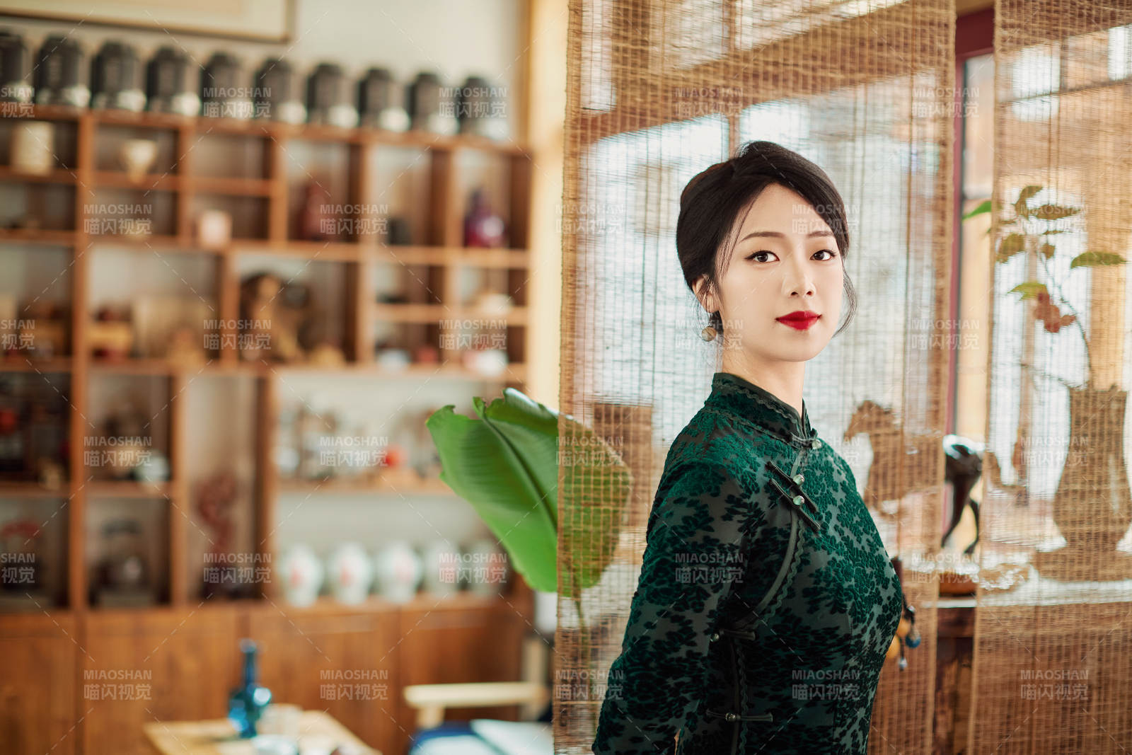 旗袍美女在茶社品茶