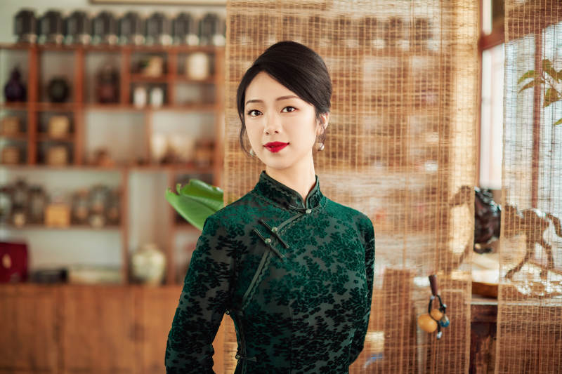 旗袍美女在茶社品茶