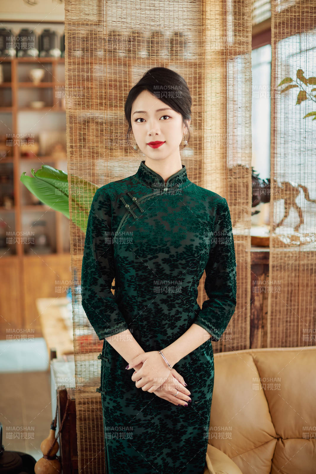 旗袍美女在茶社品茶