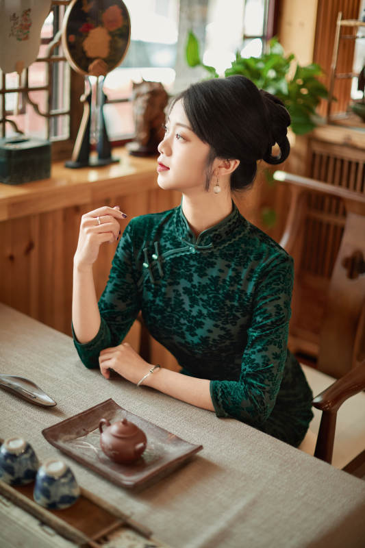 旗袍美女在茶社品茶
