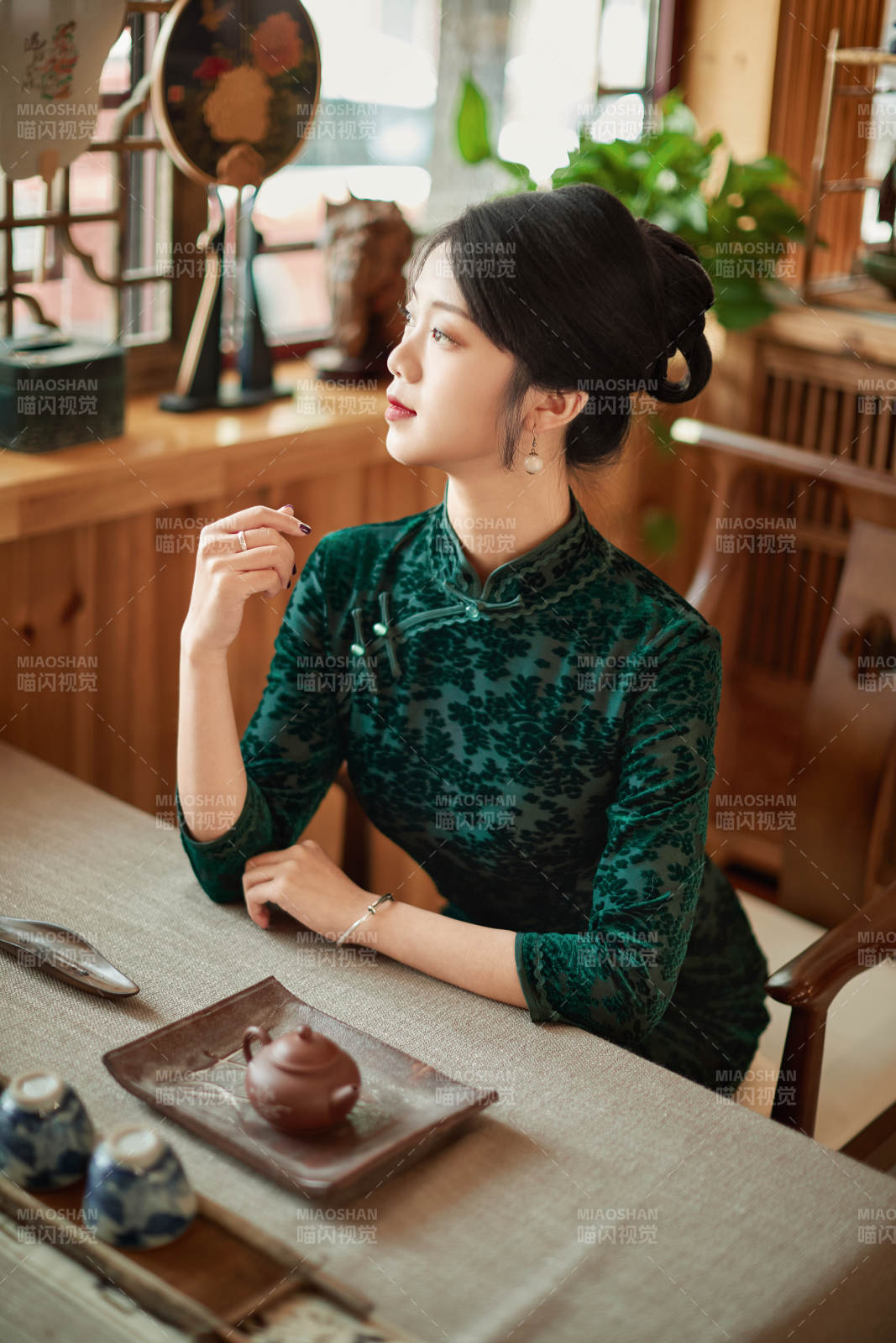 旗袍美女在茶社品茶