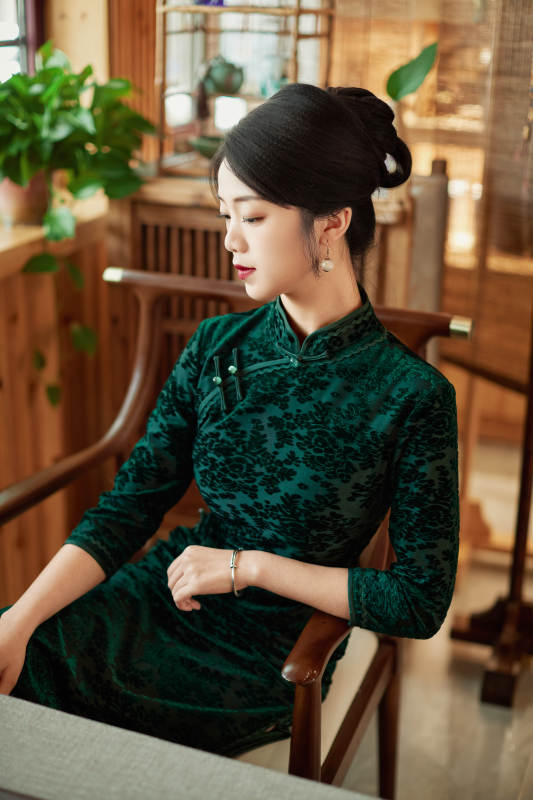 旗袍美女在茶社品茶