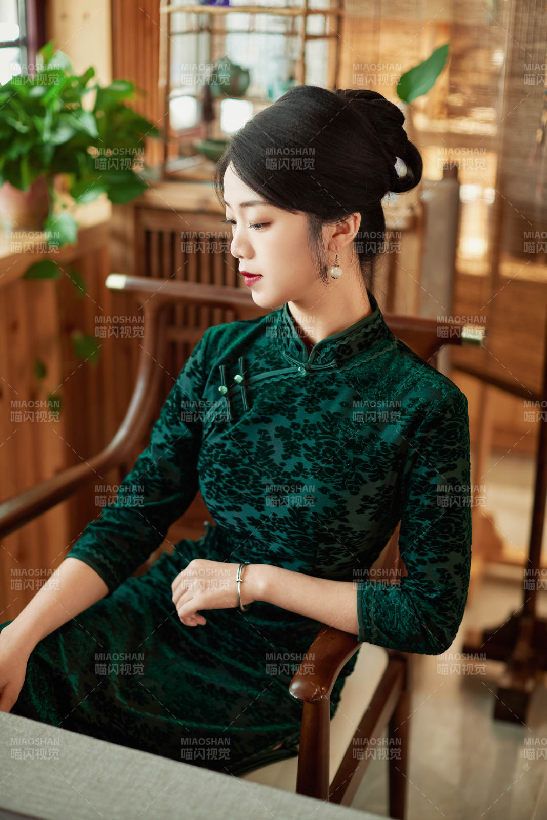 旗袍美女在茶社品茶