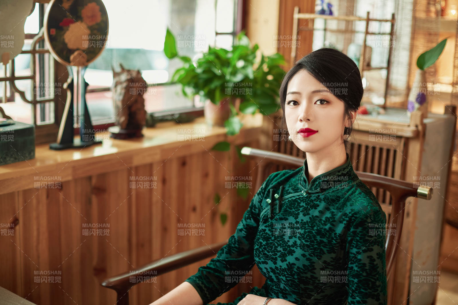 旗袍美女在茶社品茶