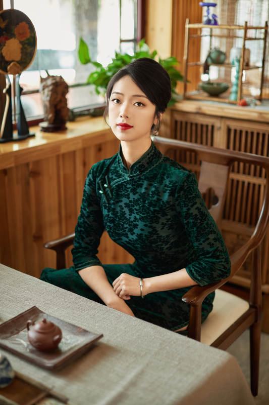 旗袍美女在茶社品茶