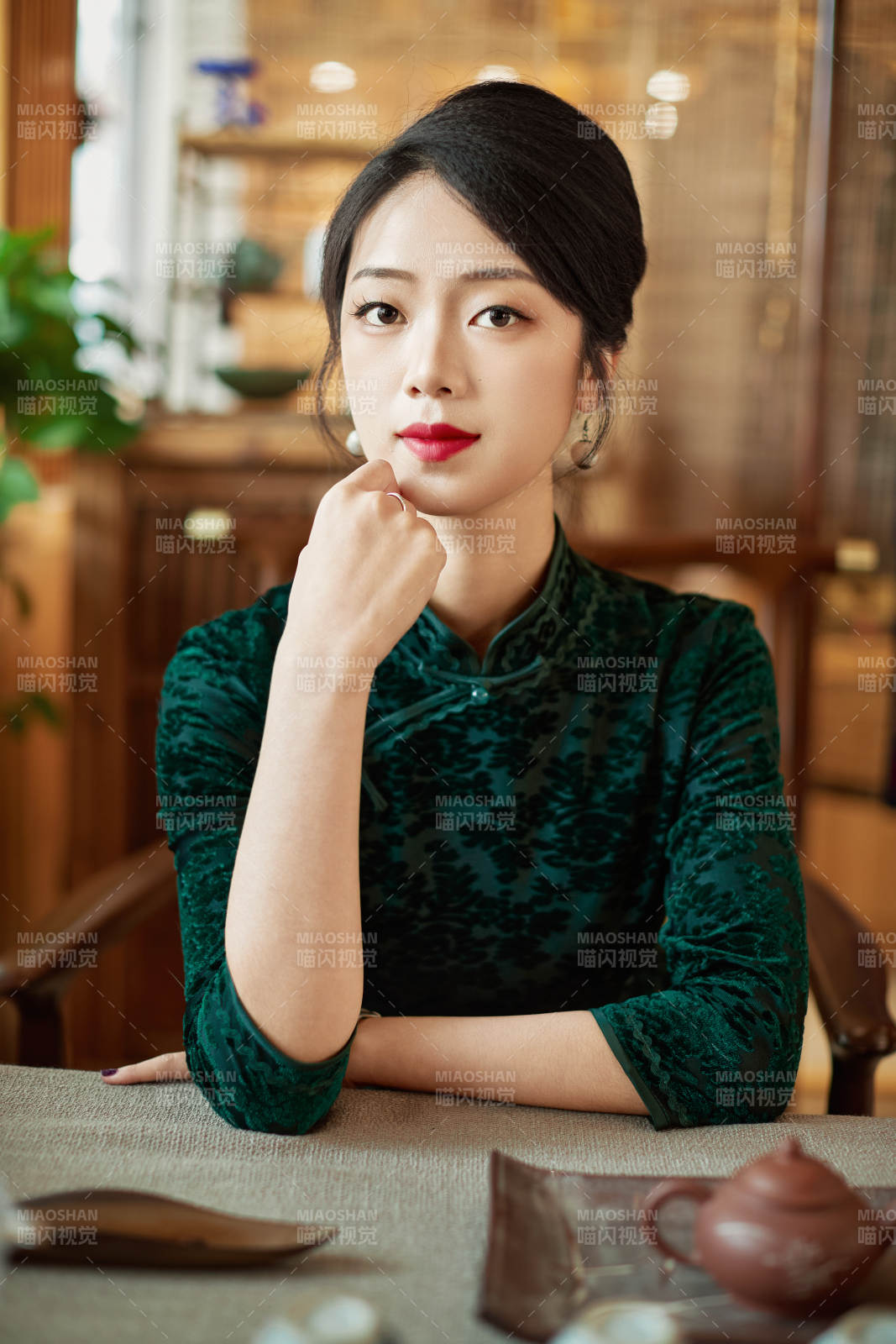 旗袍美女在茶社品茶