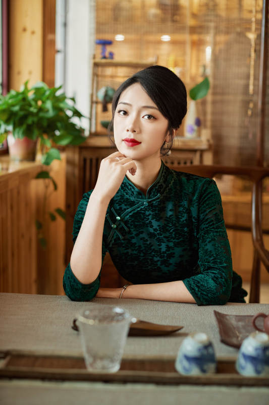 旗袍美女在茶社品茶