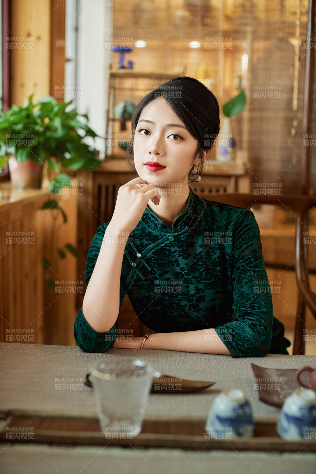 旗袍美女在茶社品茶