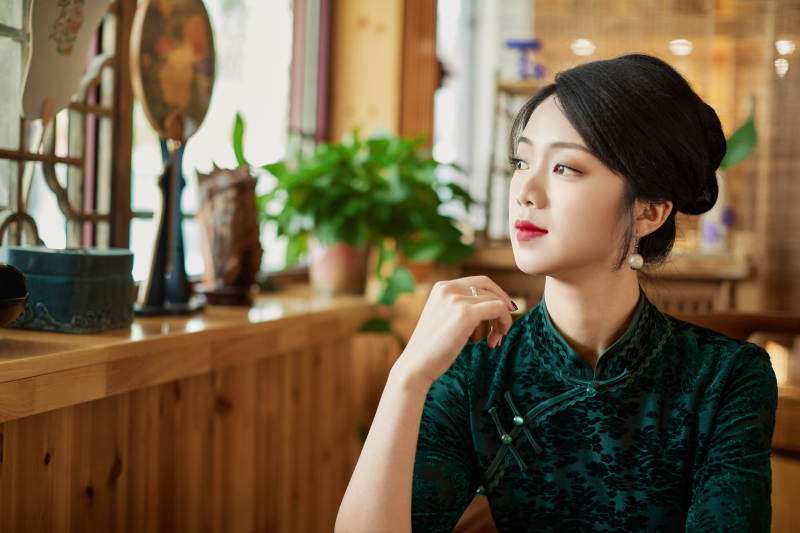 旗袍美女在茶社品茶