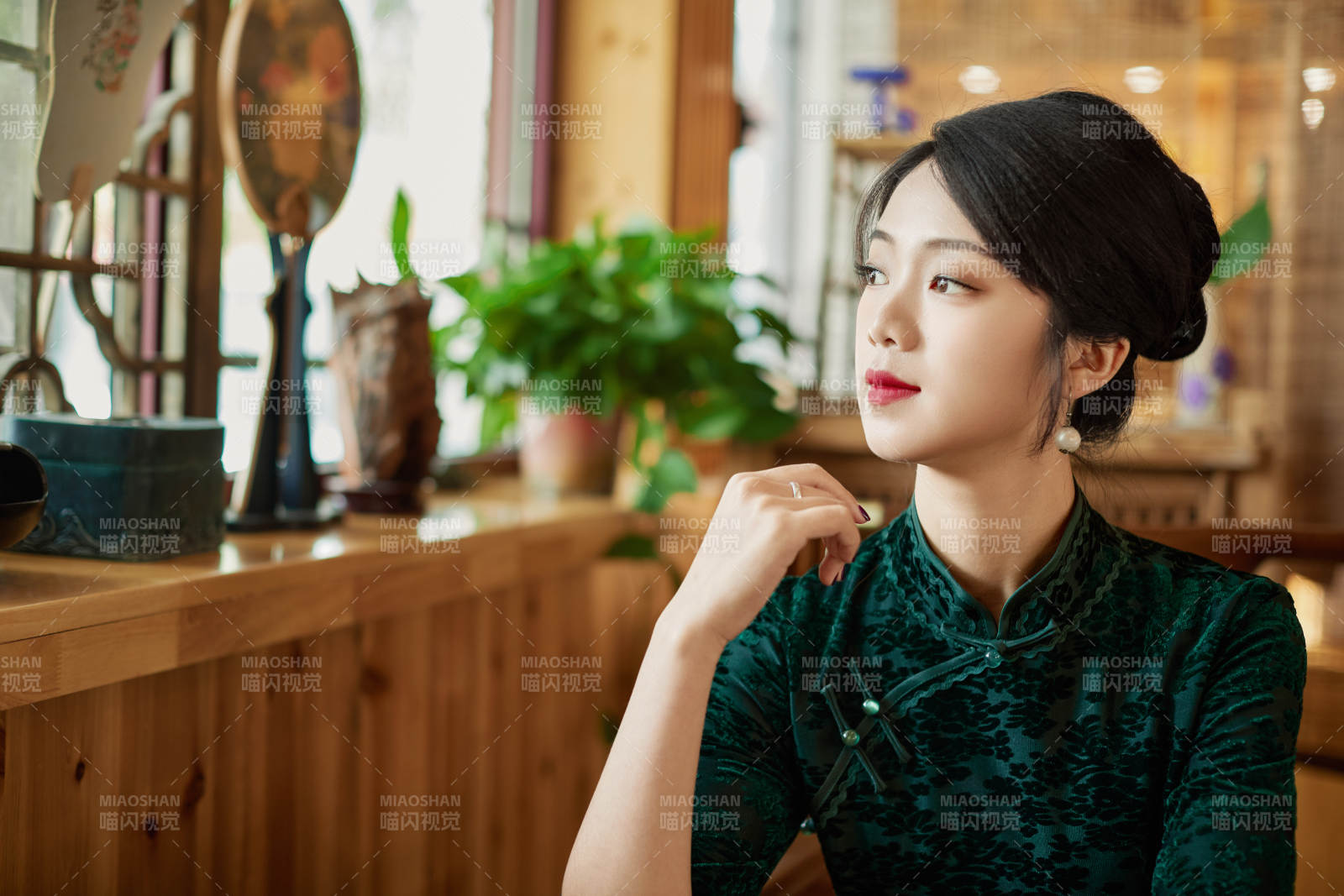 旗袍美女在茶社品茶