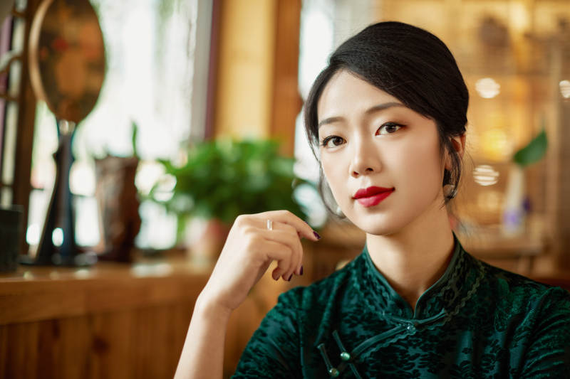 旗袍美女在茶社品茶