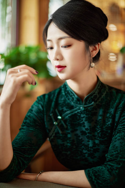 旗袍美女在茶社品茶