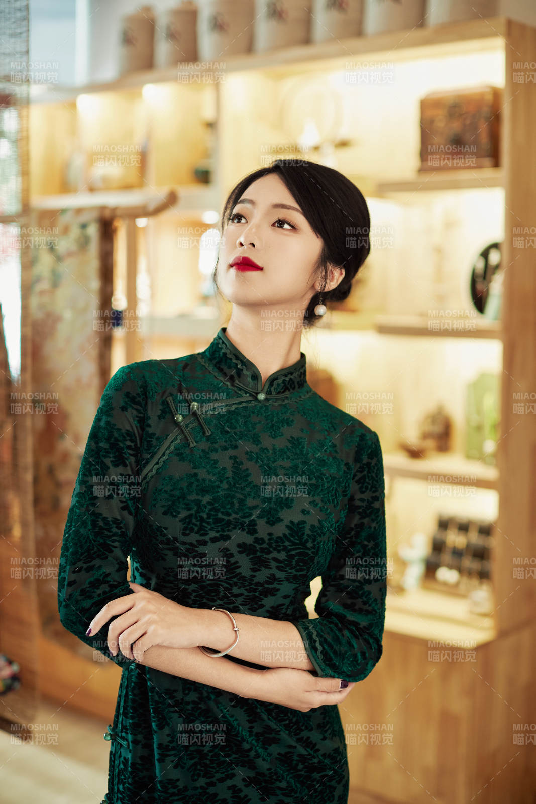 在中式茶社内穿着复古旗袍的中国女性