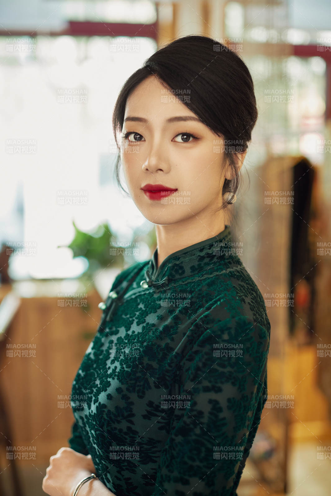 在中式茶社内穿着复古旗袍的中国女性