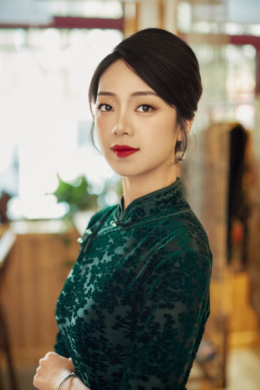 在中式茶社内穿着复古旗袍的中国女性