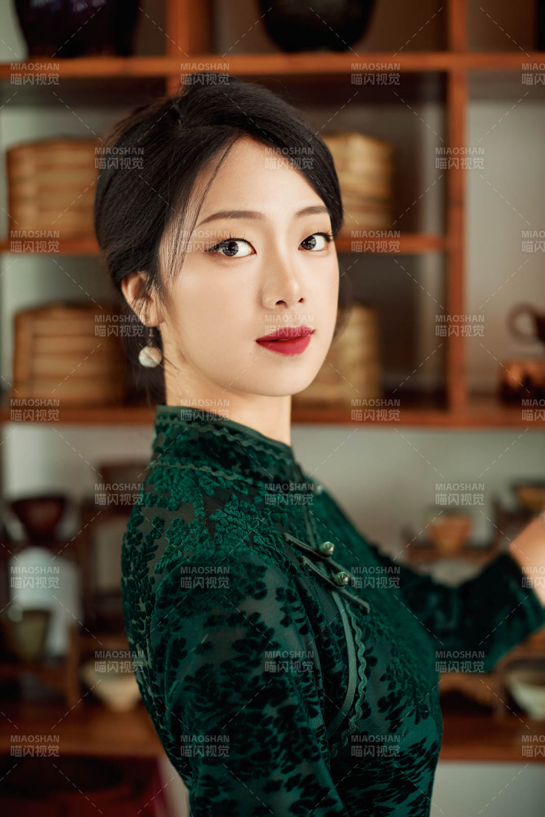 在中式茶社内穿着复古旗袍的中国女性