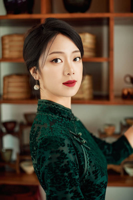 在中式茶社内穿着复古旗袍的中国女性