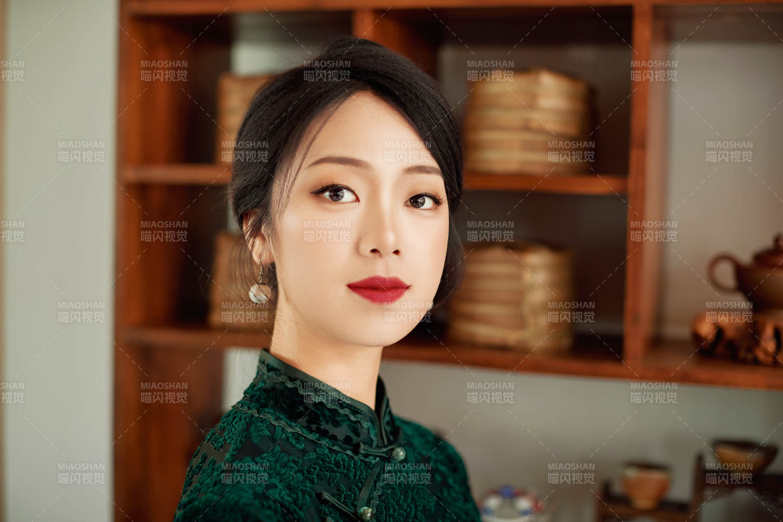 在中式茶社内穿着复古旗袍的中国女性