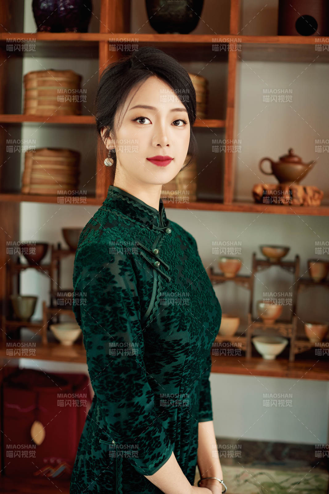 在中式茶社内穿着复古旗袍的中国女性