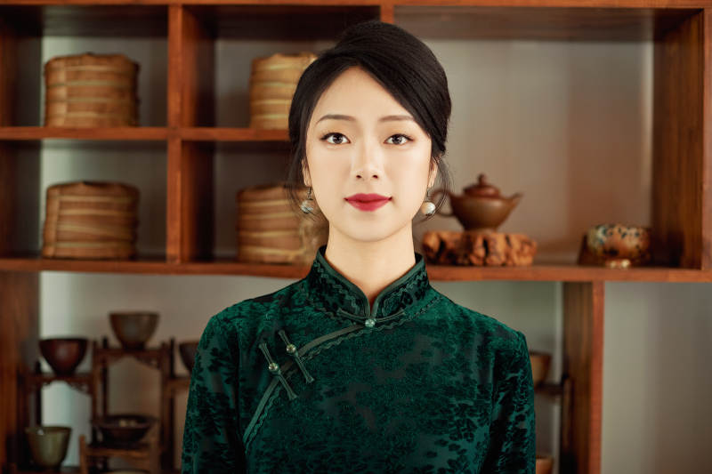 在中式茶社内穿着复古旗袍的中国女性