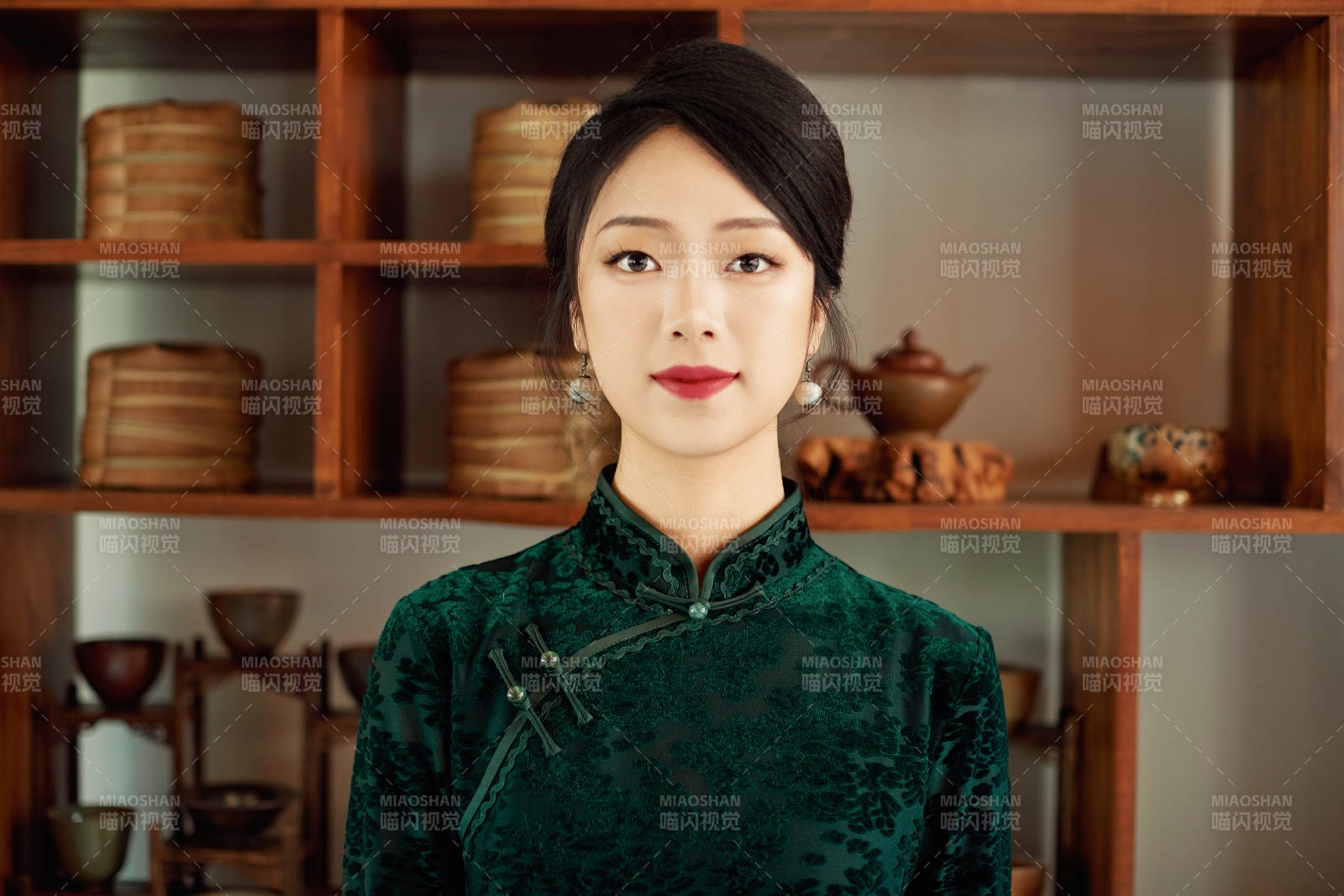 在中式茶社内穿着复古旗袍的中国女性