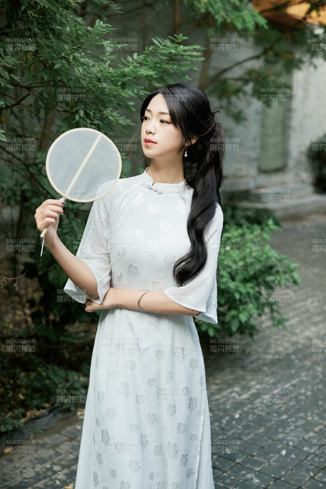 穿着民国风格旗袍的美女在古城游玩