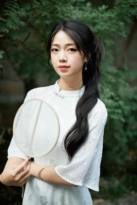 穿着民国风格旗袍的美女在古城游玩