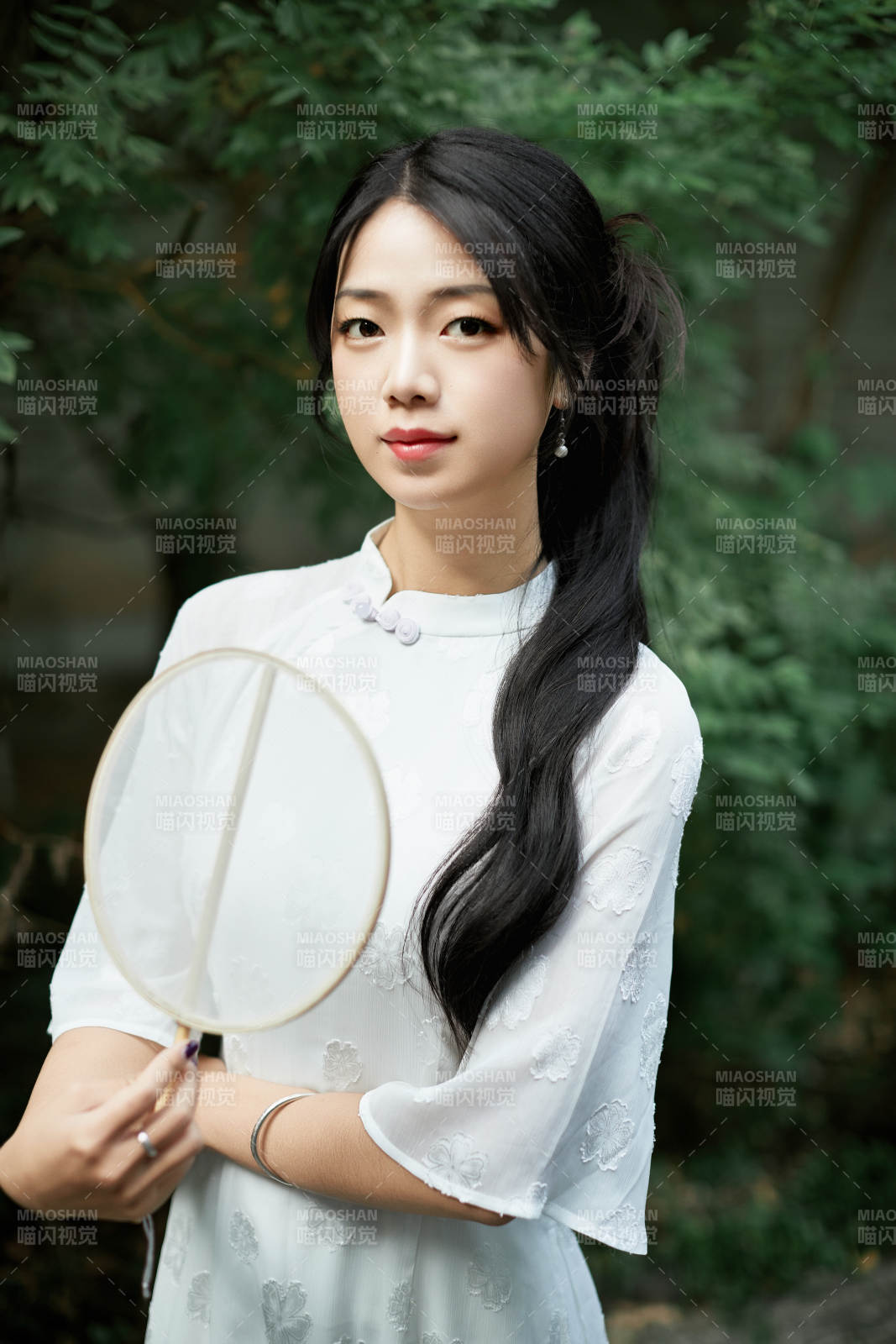 穿著民國風格旗袍的美女在古城游玩