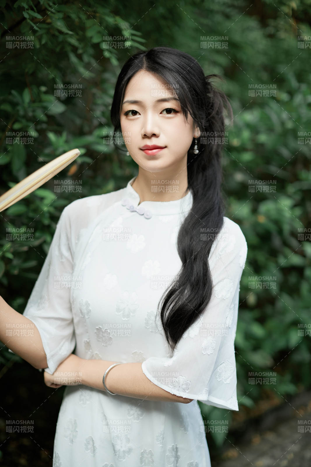 穿着民国风格旗袍的美女在古城游玩