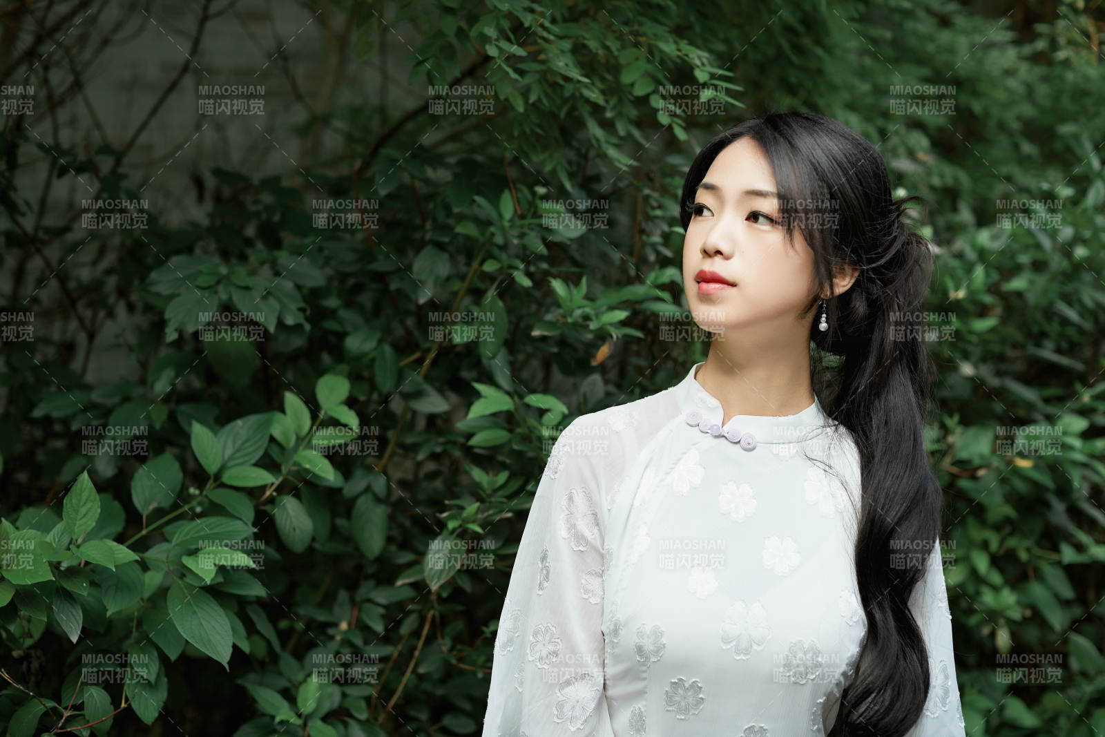 穿著民國風格旗袍的美女在古城游玩