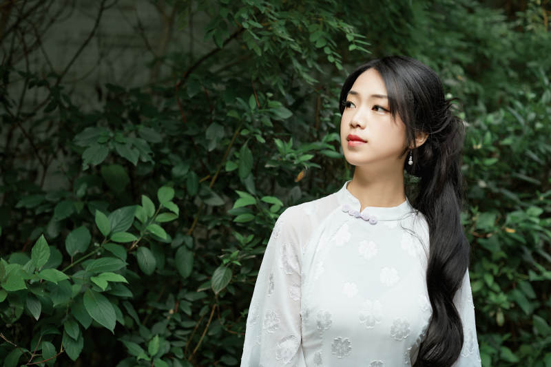 穿着民国风格旗袍的美女在古城游玩