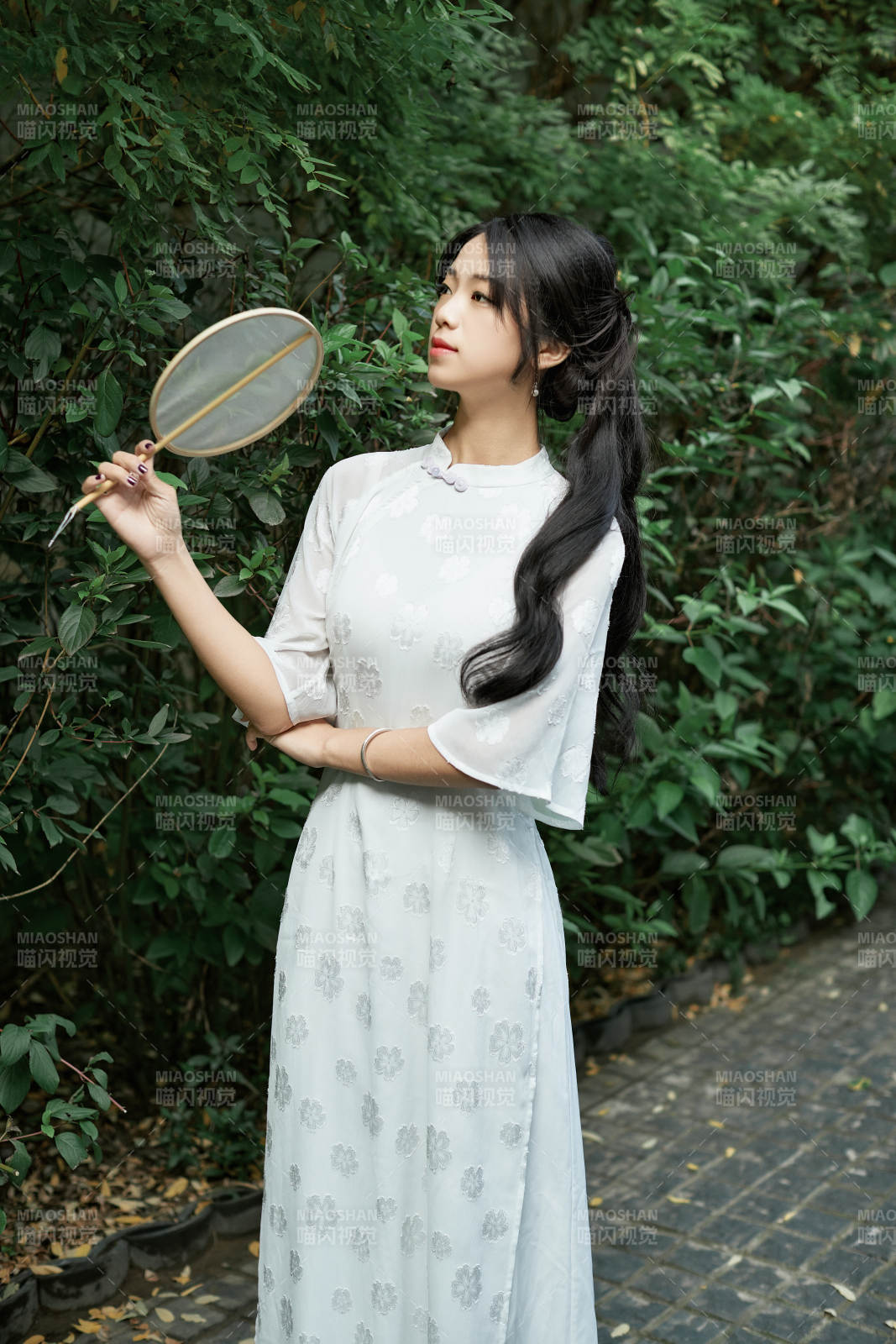 穿着民国风格旗袍的美女在古城游玩