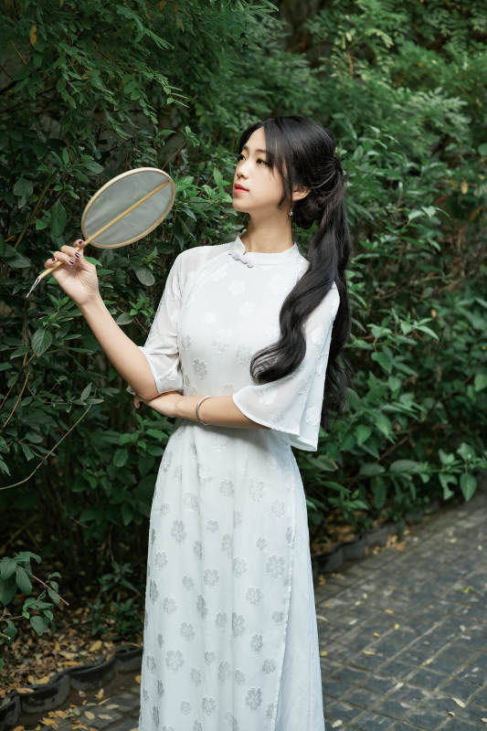 穿着民国风格旗袍的美女在古城游玩