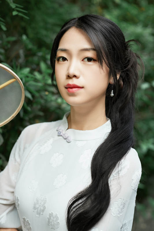 穿着民国风格旗袍的美女在古城游玩